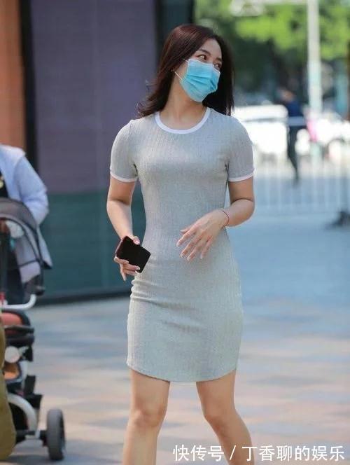 灰色 修身灰色针织长裙,显示出符合季节的流行感,安逸舒适,备受瞩目