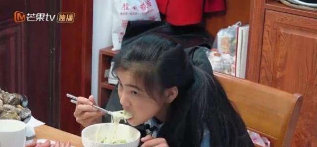 小姑娘|《变形计》农村女孩太成熟,满桌海鲜只吃面,会“讨好”城市爸妈
