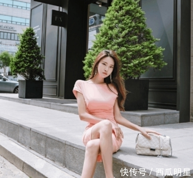 浅色|30岁辣妈浅色连衣裙,时尚优雅,绽放出辣妈独特风范