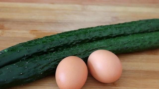  2个黄瓜，2个鸡蛋，不用炒，简单一做，上桌全家抢着吃