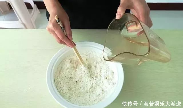 油条|炸油条时,用小苏打还是食用碱都不好吃,大厨教你更好吃做法
