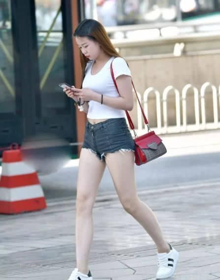 街拍美女小姐姐牛仔短裤搭配紧身T恤,简单却充满美感