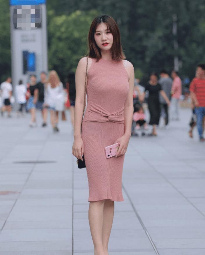 气质|小姐姐一身粉色长裙，蝴蝶结设计，彰显温婉气质