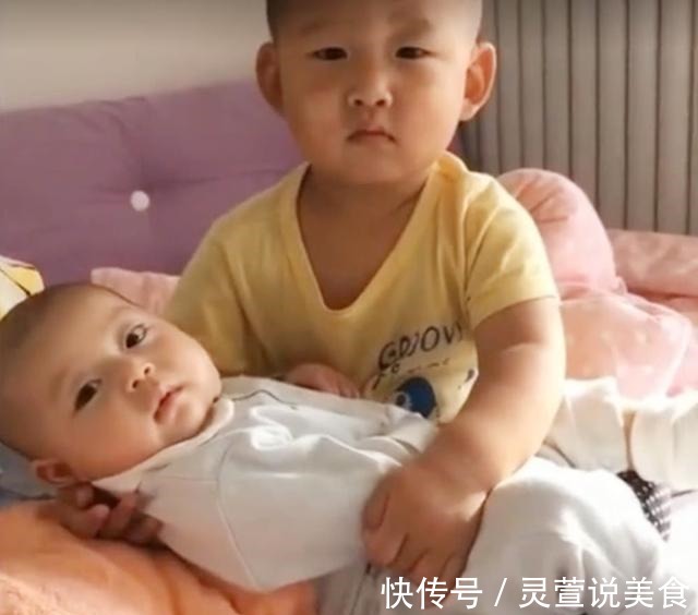 陈丽|3岁哥哥哄3个月弟弟睡觉，结果把自己哄睡着了，弟弟表情生无可恋