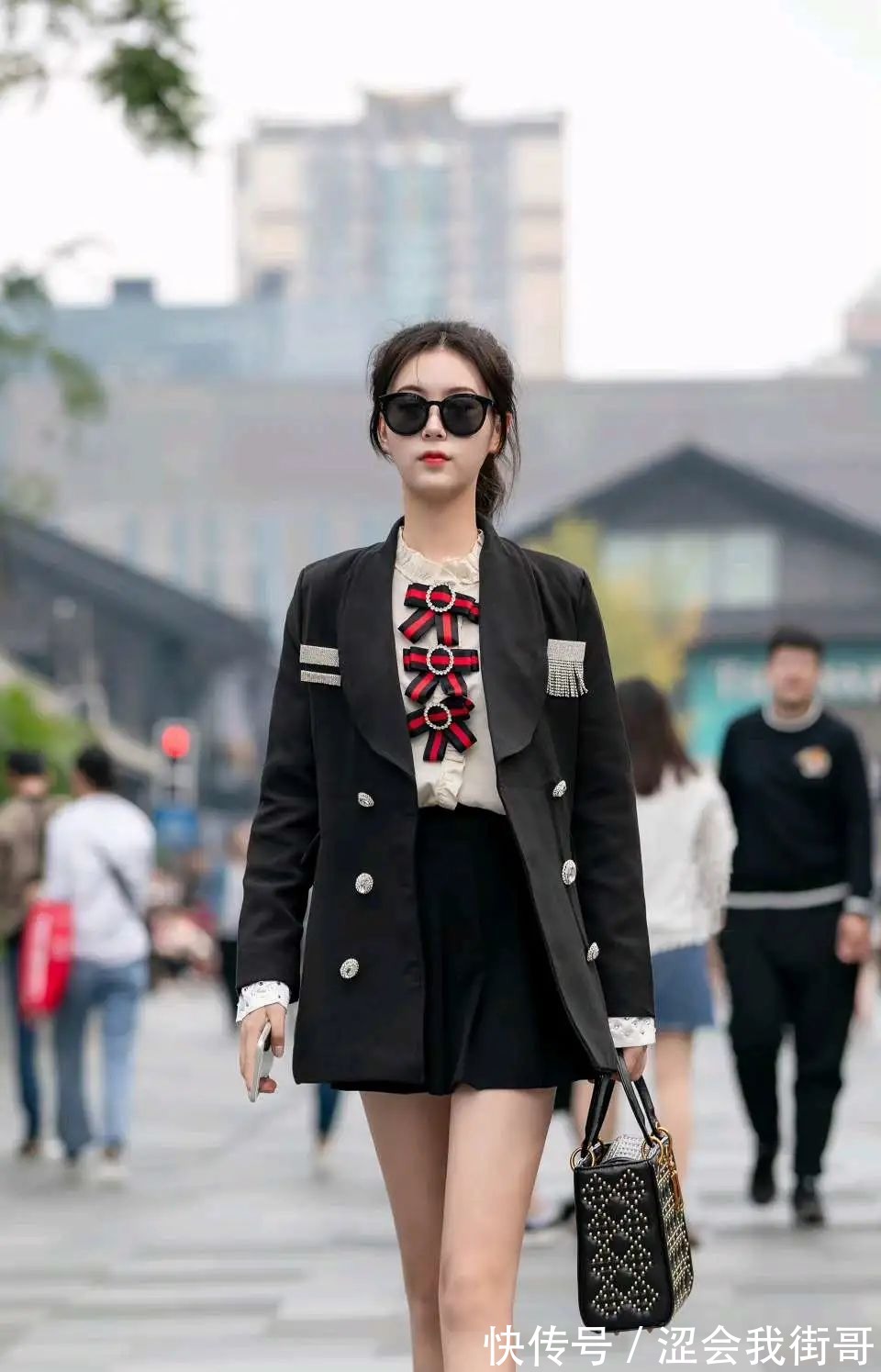 制服 街拍:冷酷制服美女