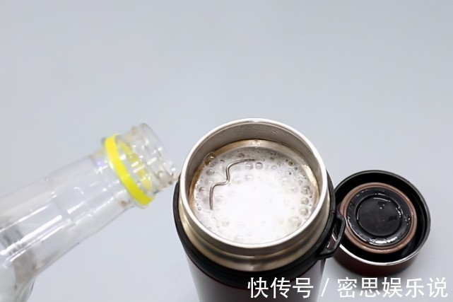 妙招|不管多脏的保温杯,教你一招,不用一滴清洗剂,细菌茶垢全洗干净