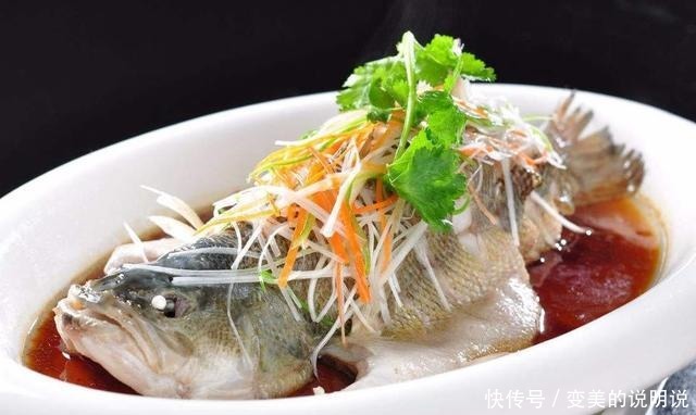 腥味|清蒸鲈鱼不要加盐和料酒腌制了,教你一招,鱼肉没一点腥味