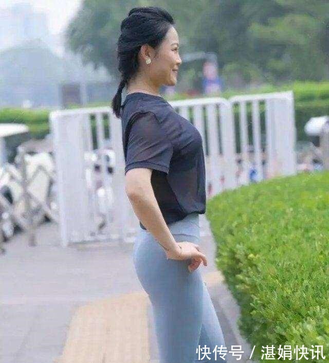 中性色 灰色打底裤搭配性感紫色上衣,走在时尚的前沿,更是火热无比!