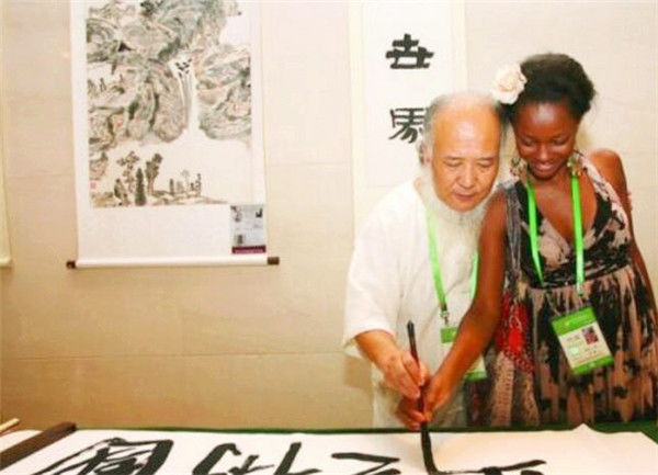 大爷|53岁中国大爷,9年前娶了24岁的非洲姑娘回家,后来怎么样了