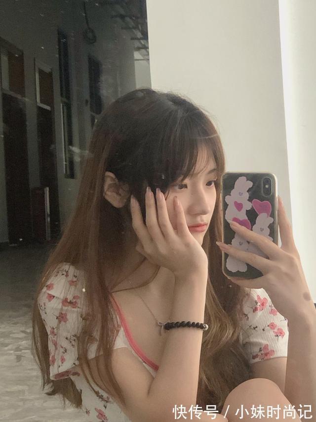 清纯 办公楼里遇见的清纯美女,碎花半袖T恤搭配白色裙子,清新自然