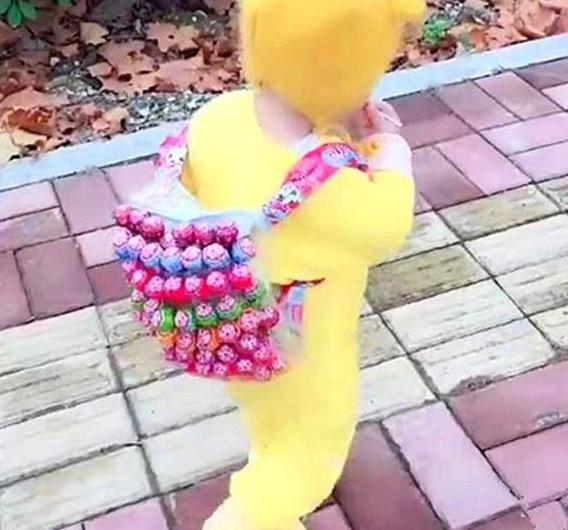 棒棒糖|宝宝上幼儿园，爸爸让他背这个书包，网友：想要同款书包