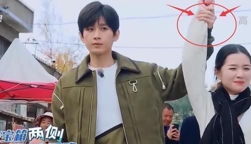 做游戏牵女粉丝的手，对比蔡徐坤成毅，暴露男明星真实修养