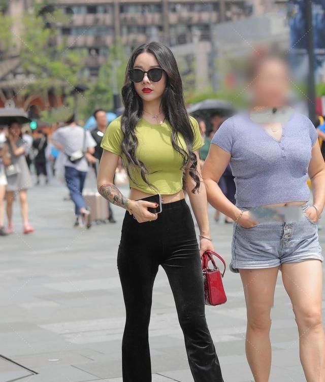 衣服 荧光绿色材质的短袖t恤,炫目迷人,搭配配饰更加精致!