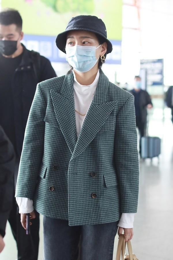 周笔畅真挺皮的, 戴着花帽子出门, 感觉很有儿童感, 真挺嫩的