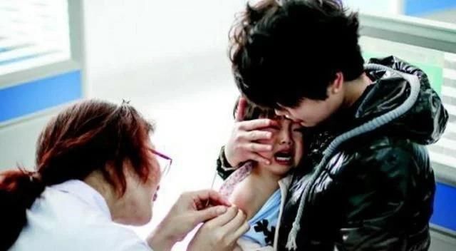 宝爸|宝爸带宝宝去打疫苗，全程不哭不闹，知道原因后，原来是个“小色胚”