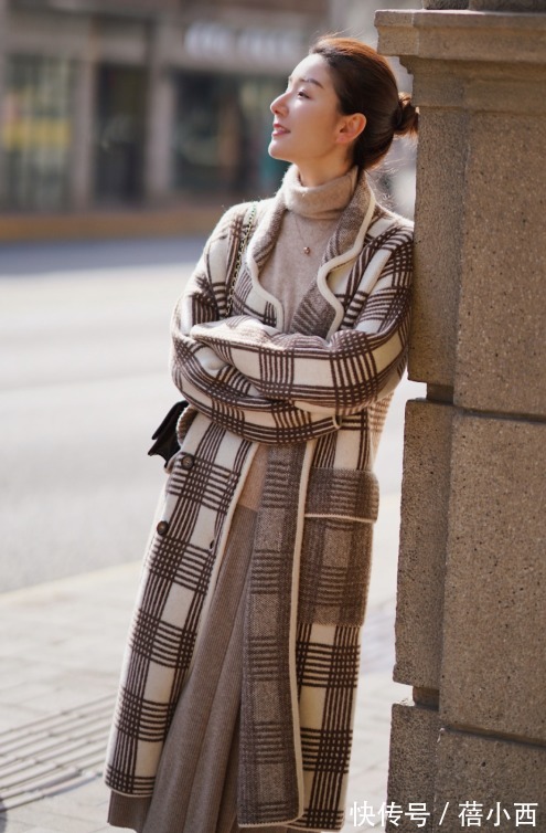 搭配|今年建议多穿“半身裙”,搭配针织衫、西装、大衣,保暖又时髦
