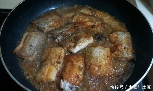带鱼别再红烧了!只需加入一个“它”,不油炸也不用蒸,孩子爱吃
