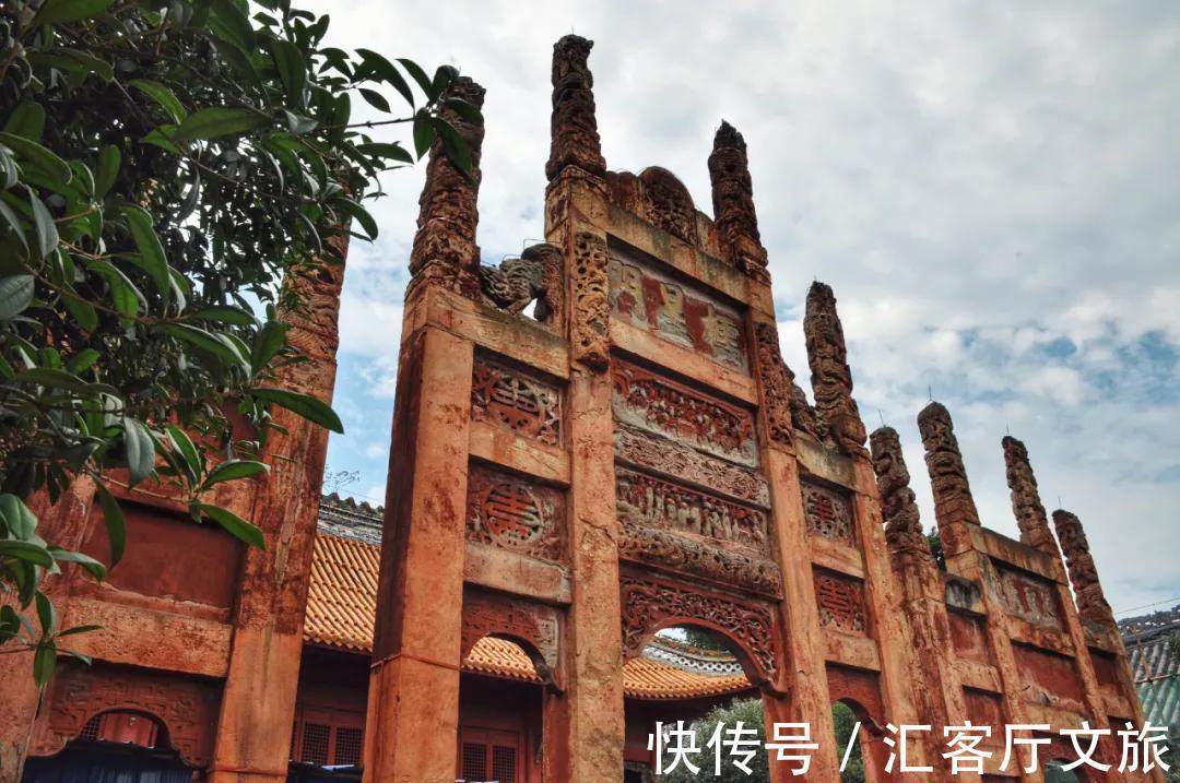 井盐|去年才通高铁,这座“十八线”国内小城,凭什么就火到了国外?