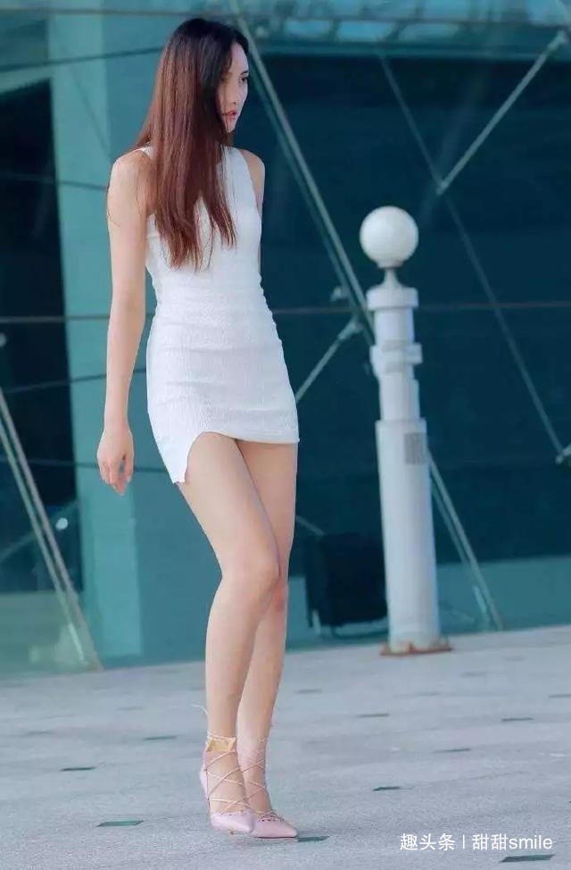 高跟鞋 美女脚上一双紫色尖头高跟鞋,充满着青春的味道,让她更显女人味