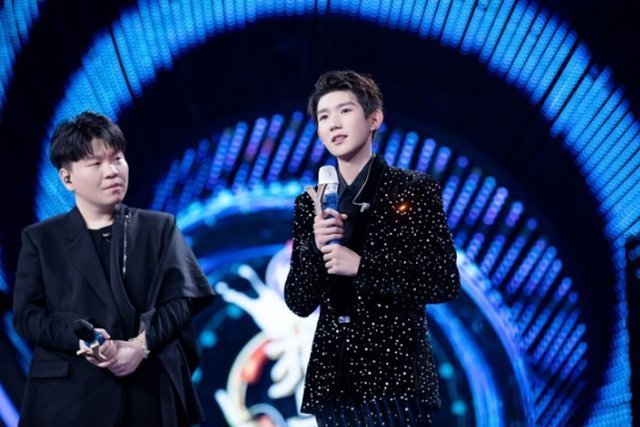 常石磊与王源互动,意外暴露性取向问题,网友质疑其骗婚