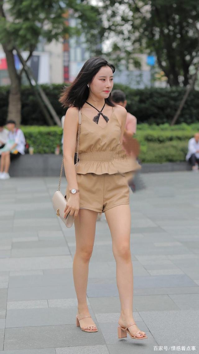 时尚穿搭卡其色上衣搭配卡其色短裤+凉鞋