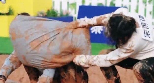 嘉宾 《跑男》泥潭游戏:baby2次被袭击正脸,宋雨琦满嘴都是泥