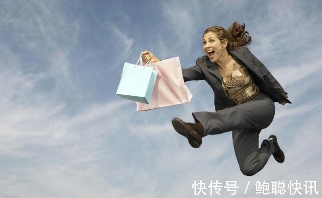 倾听时要注意的四个细节,做好三个同步,可以让顾客的话题不断