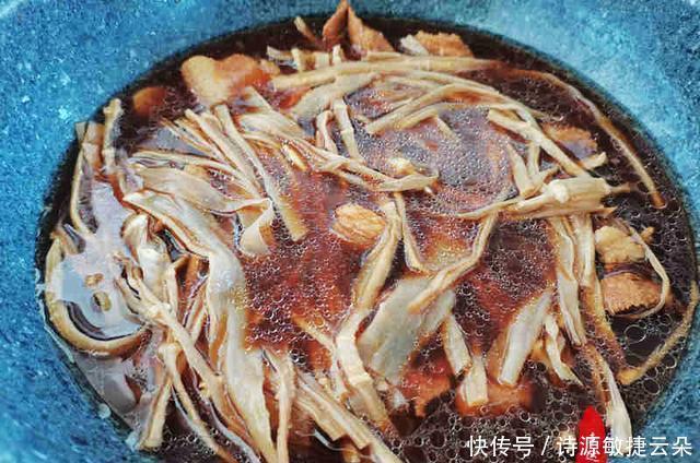 红烧肉|家里烹饪红烧肉时,记得放些干菜一起炖,肉香菜也香