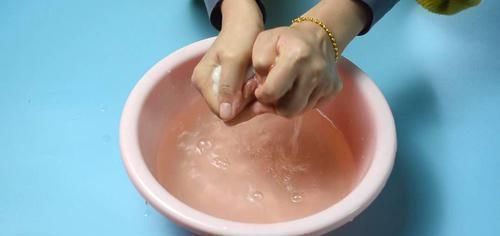 干干净净|抹布又脏又油难清洗,水里加点它泡一泡,也能变得干干净净,真实用