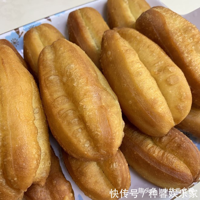 早餐油条别再买了，这种做法简单又好学，炸出来的油条蓬松酥脆