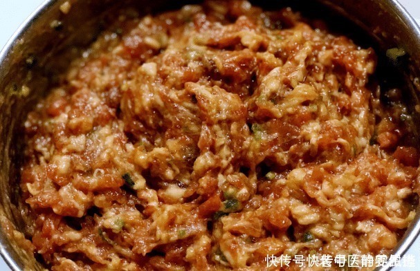 调肉馅时，只会放油可不行，掌握3点窍门，饺子鲜嫩多汁，香