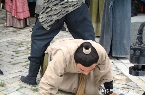 了让|韩信宽恕了让他钻裤裆的屠夫,却让人看出他心胸狭窄,难忘旧仇