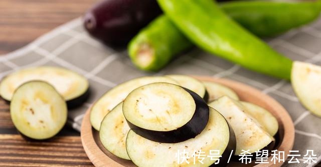 鸡蛋液|茄子不要直接炒着吃,加2个鸡蛋,出锅比肉还香,上桌瞬间被抢光!