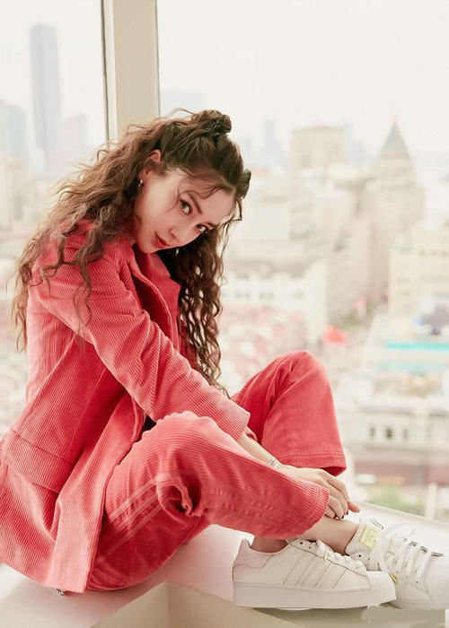 羊毛卷显头大？半扎起来就好了，俏皮甜美又有韵味，很美