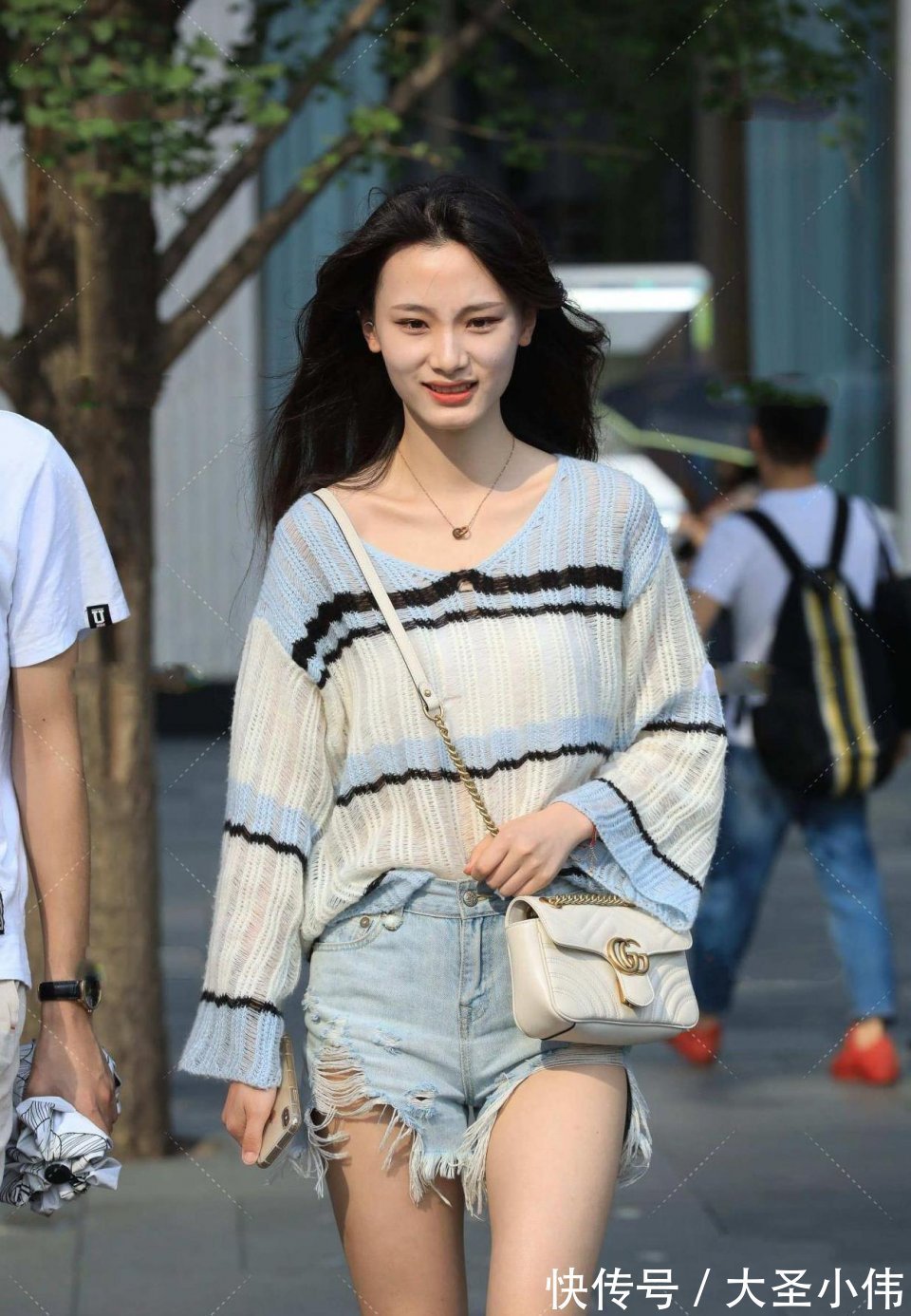 tips|美女街拍:平时多努力才能有小姐姐这么好的身材!一看就不是一般人能做到的