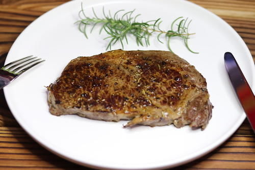 买牛排时，只要包装上有这2个字的，全都是合成牛排，买时得留心