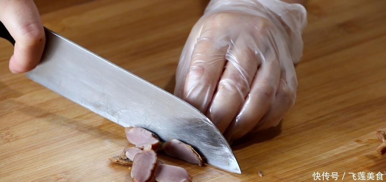 凉拌鸡胗别直接焯水，先卤后拌更入味，脆嫩爽口，下饭又下酒