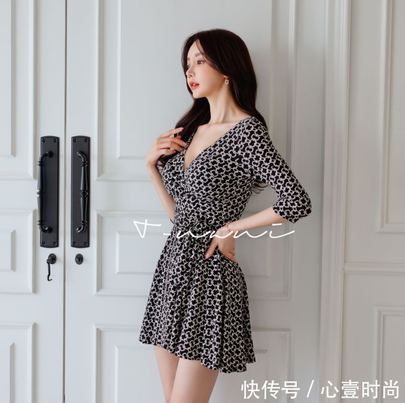 孙允珠|女神孙允珠时尚搭配:雅黑锁扣满版碎花罗纹百褶裙