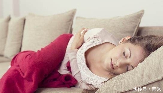 晚上|晚上睡前用生姜涂在脚底能改善睡眠,预防小毛病,不妨试试怎么做