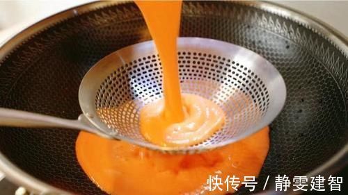 红薯别煮着吃了,加碗面粉烫一烫,不用油炸就酥脆,咬一口还流沙