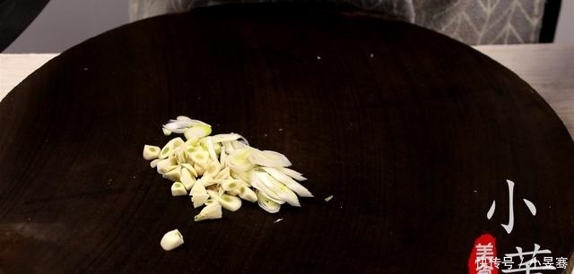 一道家常千张炒菠菜,清淡少油,步骤简单,特地道的农家菜