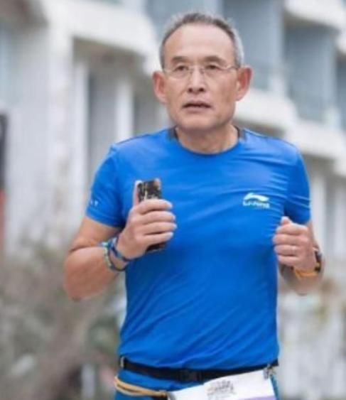 跑步|42岁男子，长期坚持夜跑10公里，3年后，他得到了什么？