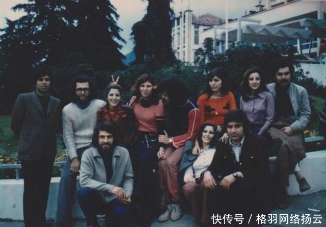 备受|霍梅尼让伊朗人穷困潦倒，为何还备受伊朗人爱戴呢？