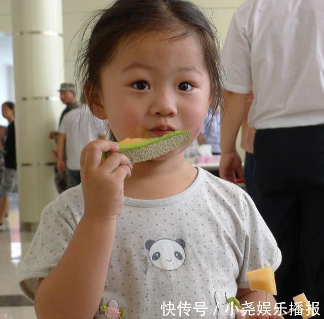 纤纤|6岁女童胃里抽出一斤脓液，夏季有些水果像毒瘤，你还敢给娃吃吗