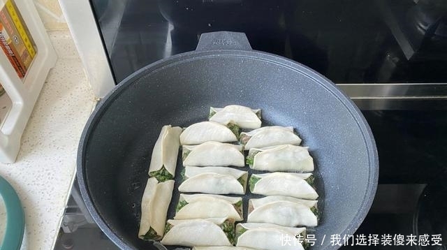 三月,这野菜鲜美可口,做成锅贴鲜嫩多汁又美味,吃货不要错过