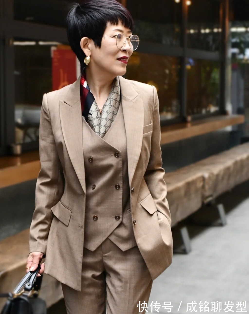马甲|六十岁更要摆脱大妈感,学学她的减龄搭配术,穿出优雅的时髦范