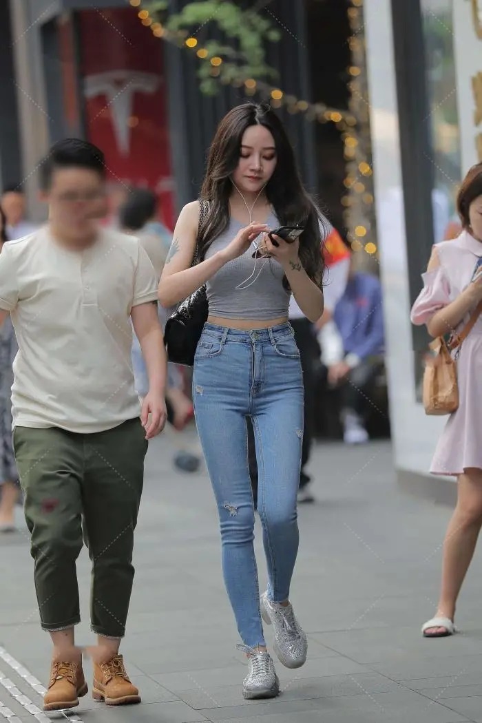 灰色短款上衣，和浅色牛仔裤的组合，展现出满满的街头休闲范儿