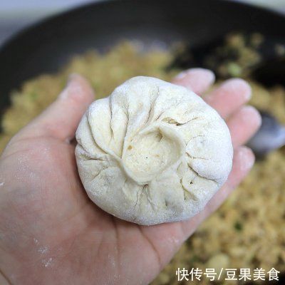 黄豆酱|#不容错过的鲜美滋味# 喷香有营养的猪肉干笋全麦包子