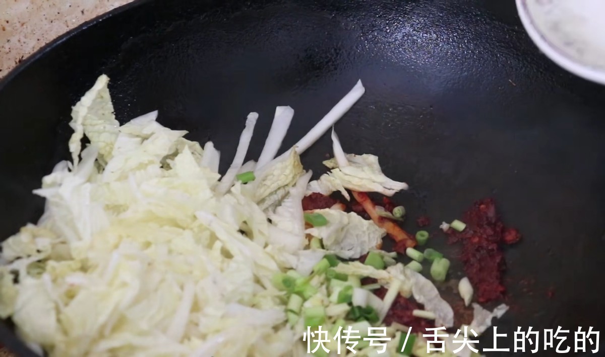 白菜最过瘾的吃法，不煮不炖不凉拌，学会这种做法，比吃肉还香