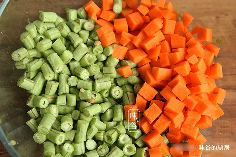 维生素p|炒茄子时，别直接下锅炒，多加这一步，茄子不油不发黑，下饭入味